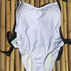 THE Totally Backless Size 8 Solid white  adjustable one piece~ shelf bra & lined